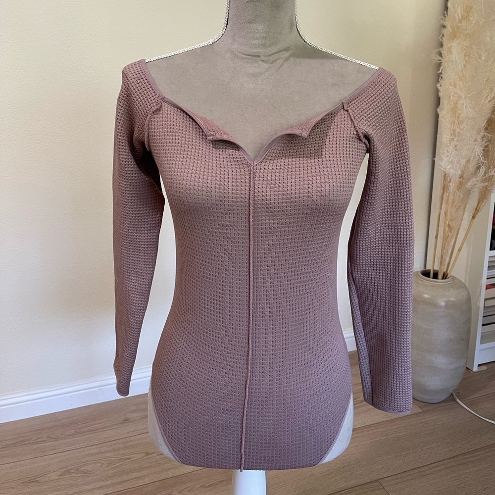 Urban outfitters bodysuit top, out from under off the shoulder Mauve, size M/L